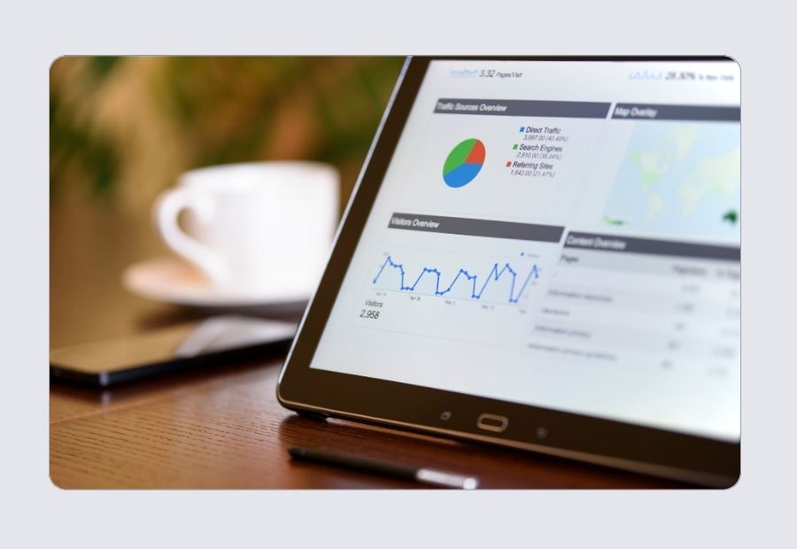 Dashboard showing expansion revenue trend line rising alongside flat new acquisition spend